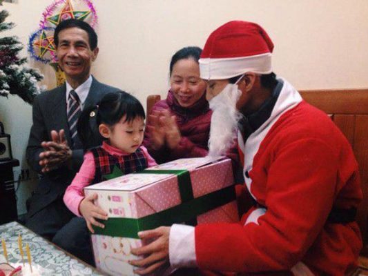 Ông Già Noel tặng quà tại Hà Nội tại nhà